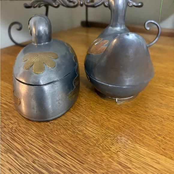 vintage pewter and brass duck-shaped and swan pair of trinket boxes. - Picture 6 of 11